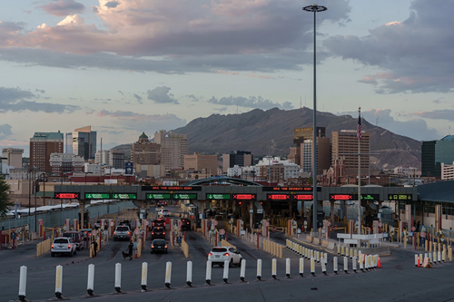 Vehículos esperan en el cruce fronterizo antes de entrar a El Paso.